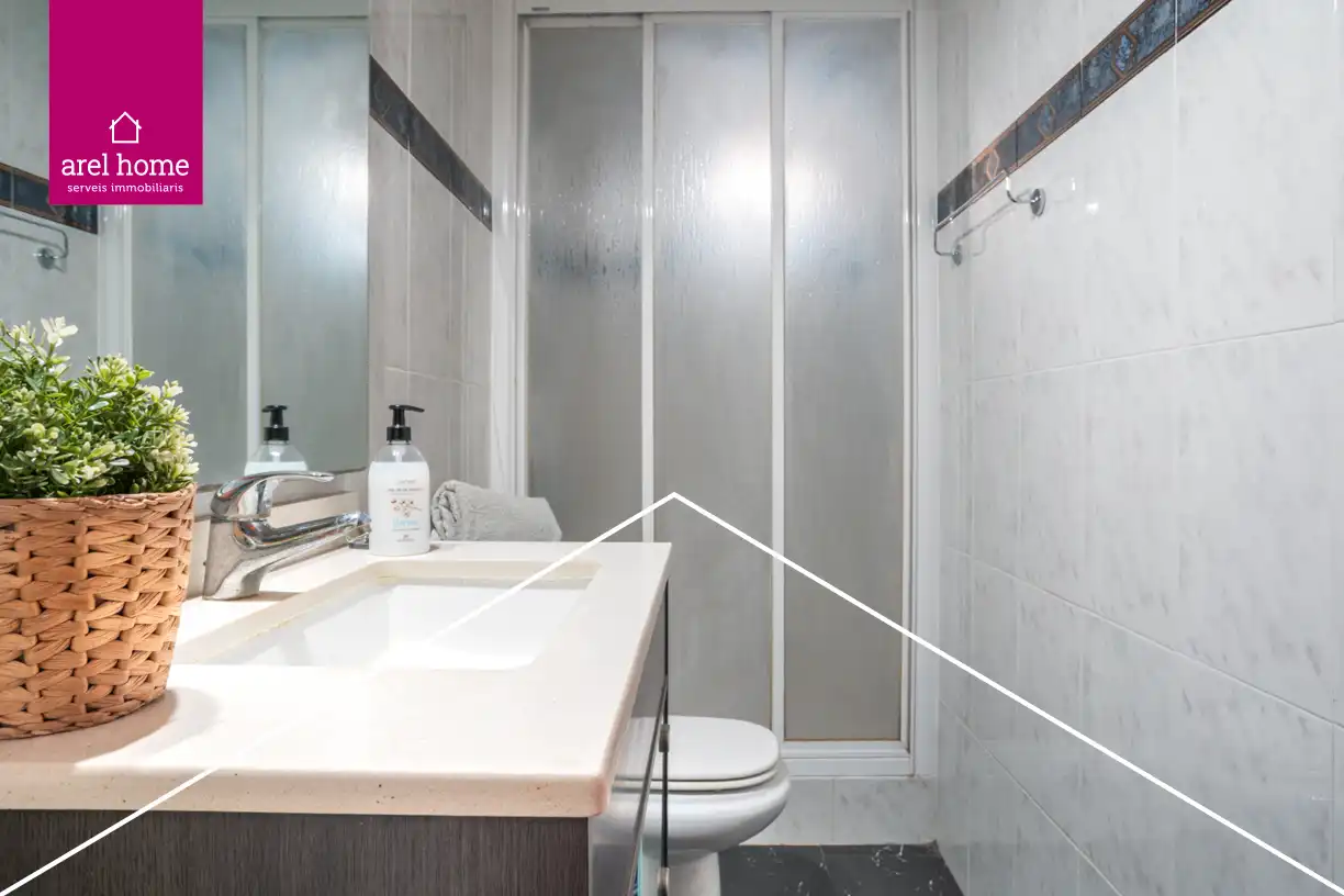 Bathroom of Flat for sale in L'Hospitalet de Llobregat  with Parquet flooring and Balcony