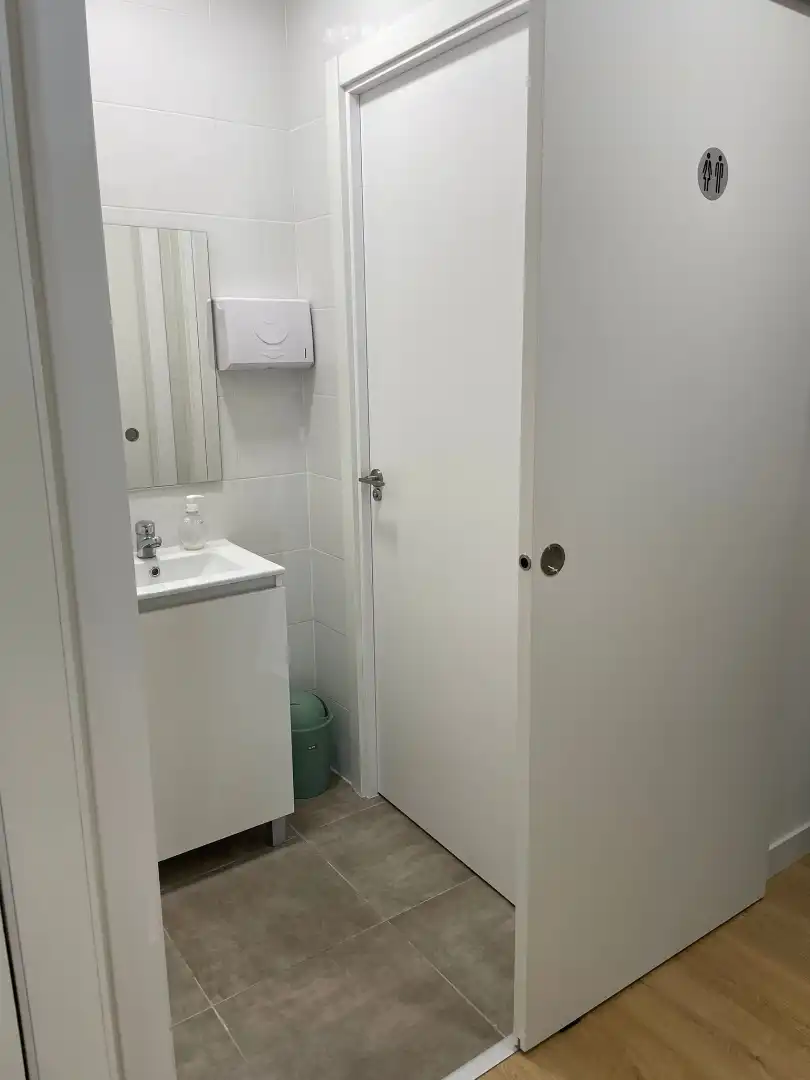 Bathroom of Commercial properties for sale in Alcorcón  with Air Conditioner and Alarm