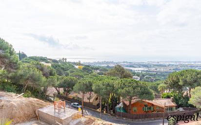 Vista exterior de Casa o xalet en venda en Cabrils amb Aire condicionat, Calefacció i Jardí privat