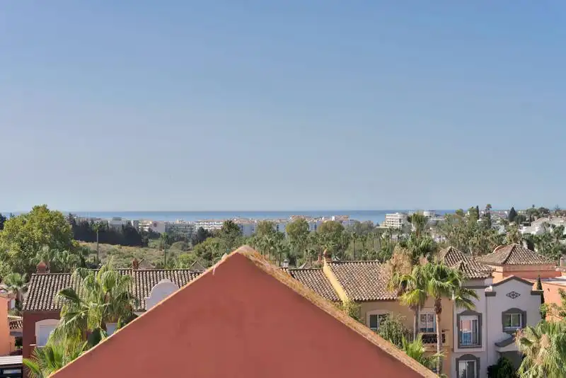 Außenansicht von Dachboden zur Miete in Marbella mit Klimaanlage, Terrasse und Schwimmbad