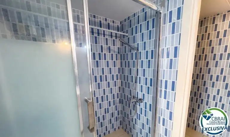 Bathroom of Study for sale in Roses  with Air Conditioner, Heating and Terrace