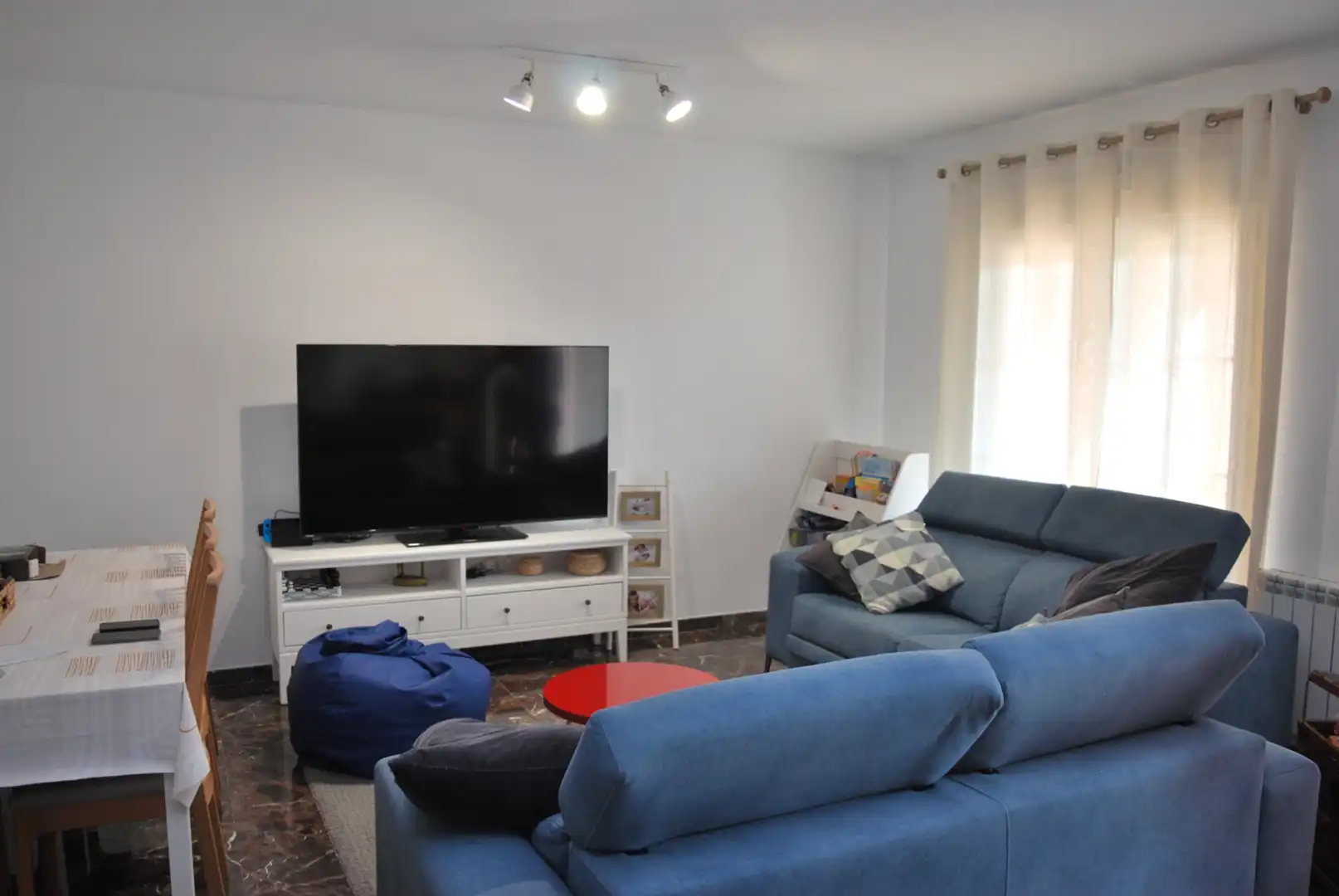 Wohnzimmer von Einfamilien-Reihenhaus zum Verkauf in Valdemorillo mit Privatgarten, Terrasse und Abstellraum