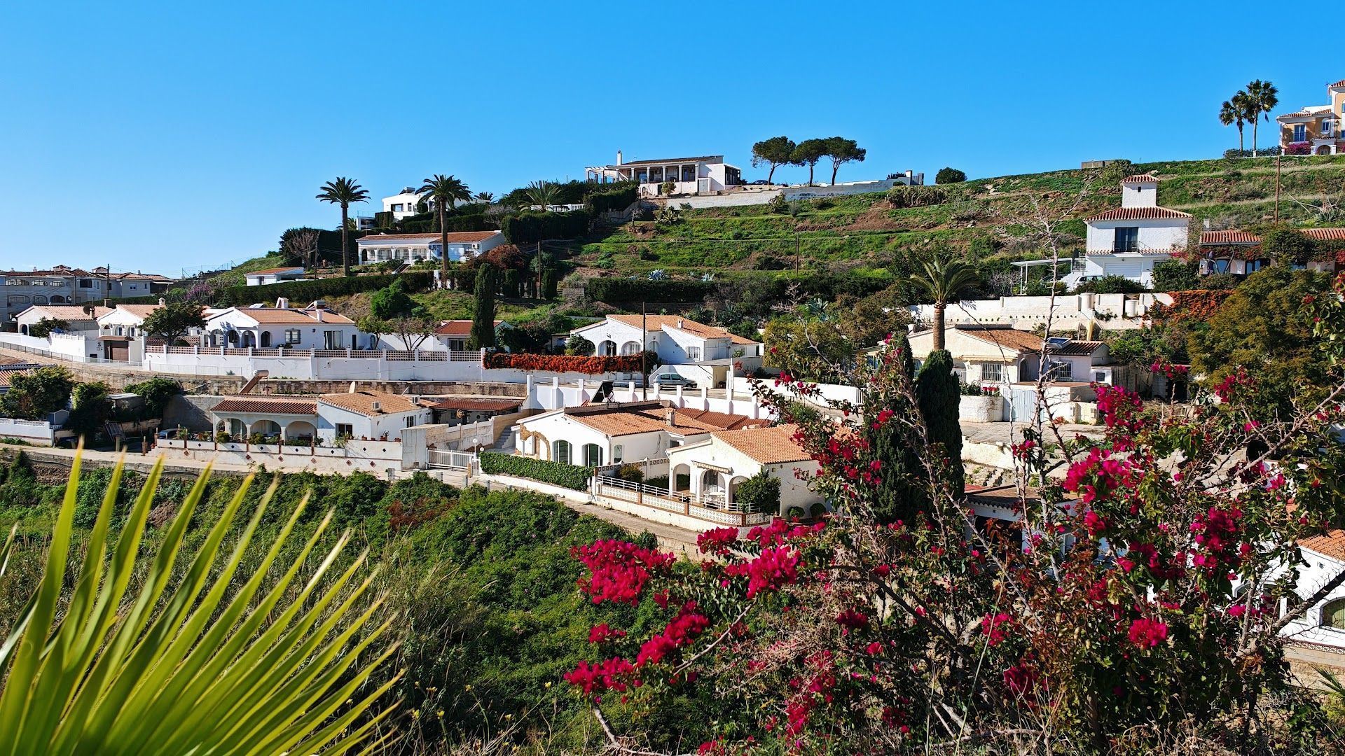 Vista exterior de Casa o xalet en venda en Torrox amb Aire condicionat, Jardí privat i Terrassa