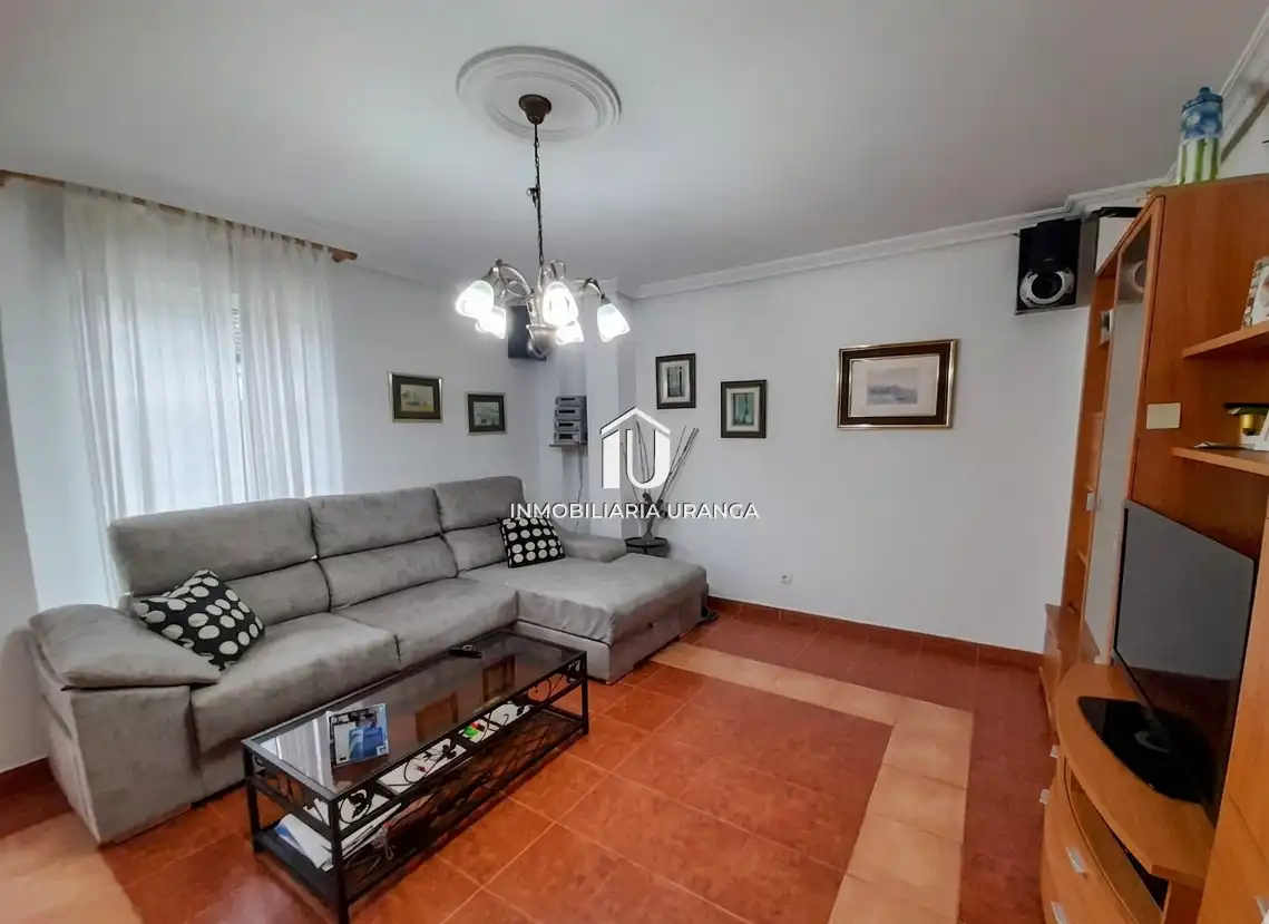 Sala de estar de Piso en venta en Castro-Urdiales con Calefacción, Terraza y Trastero