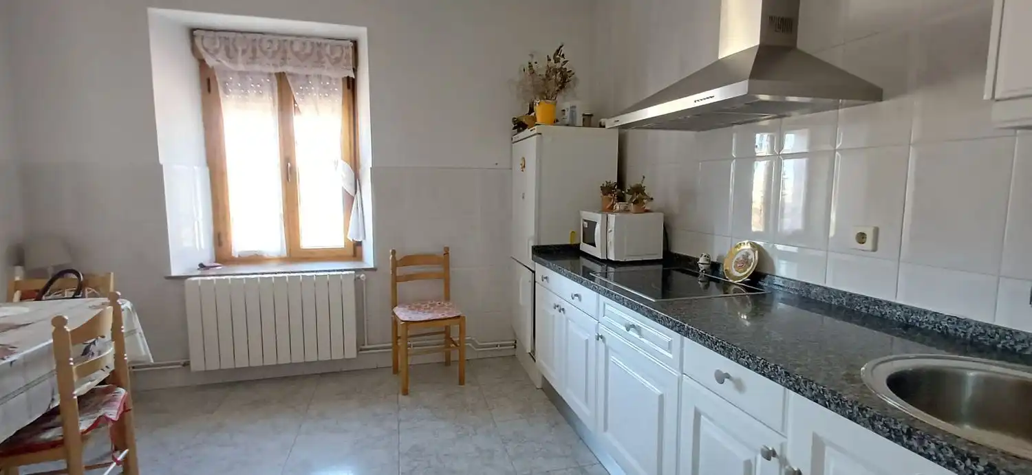 Cuina de Casa o xalet en venda en Valderrey amb Calefacció, Terrassa i Traster