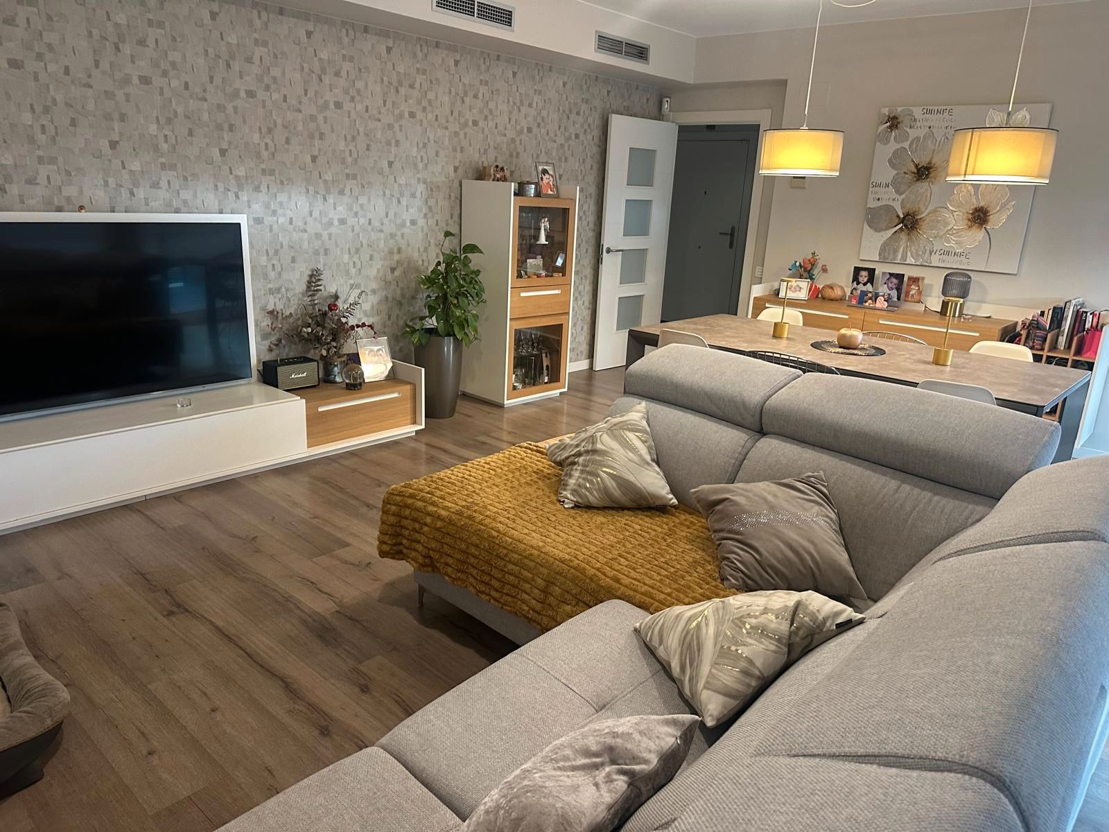 Sala d'estar de Planta baixa en venda en Sant Boi de Llobregat amb Aire condicionat, Calefacció i Parquet