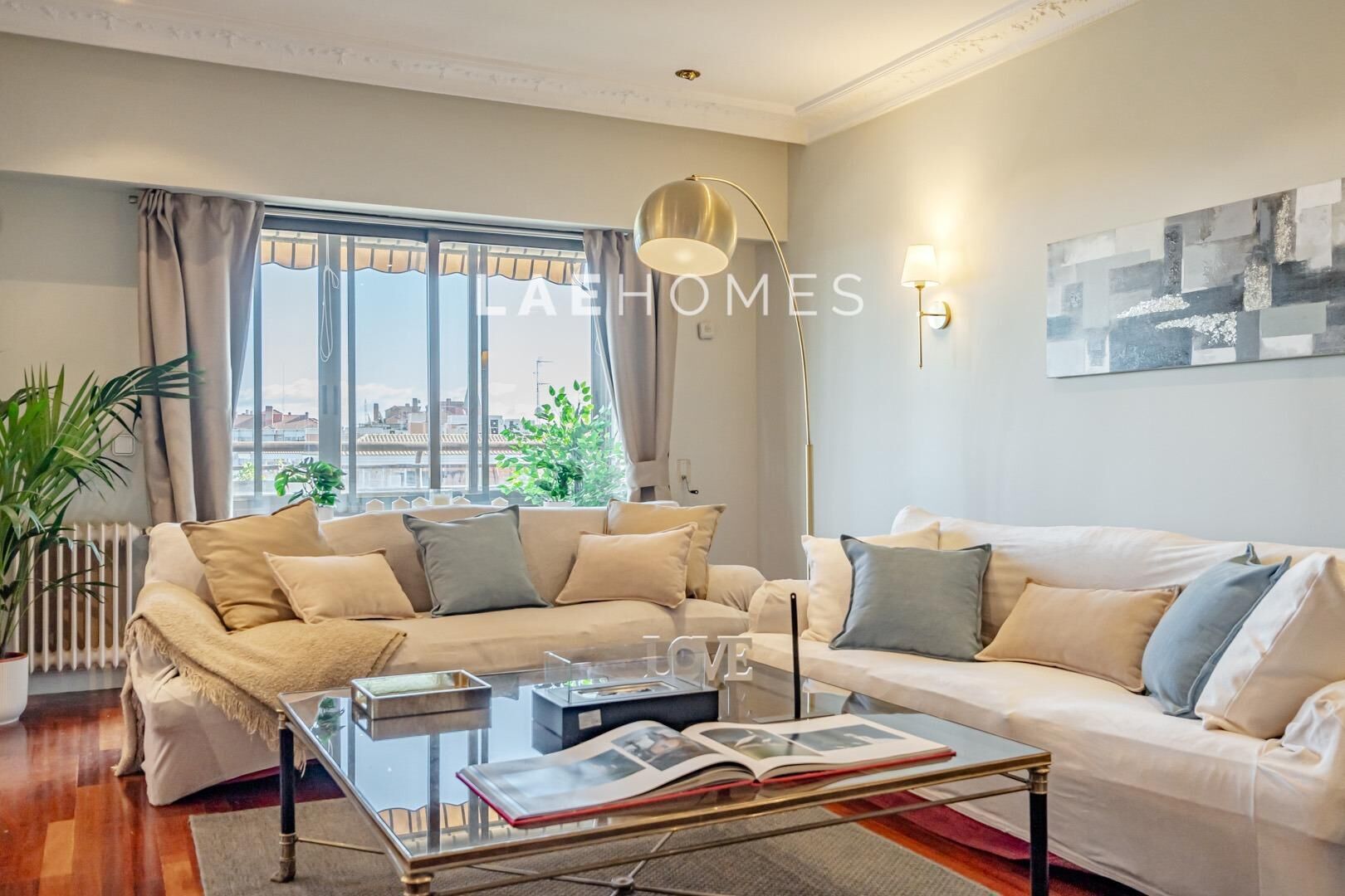 Living room of Flat for sale in  Madrid Capital  with Heating, Parquet flooring and Community pool
