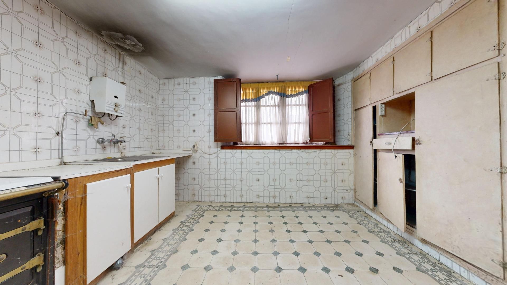 Cuina de Casa o xalet en venda en Merindad de Montija amb Jardí privat, Traster i Balcó