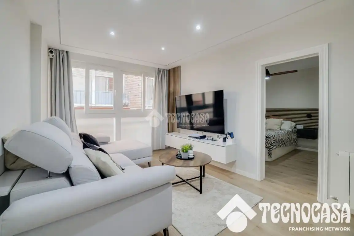 Living room of Flat for sale in Santa Coloma de Gramenet  with Air Conditioner, Heating and Parquet flooring