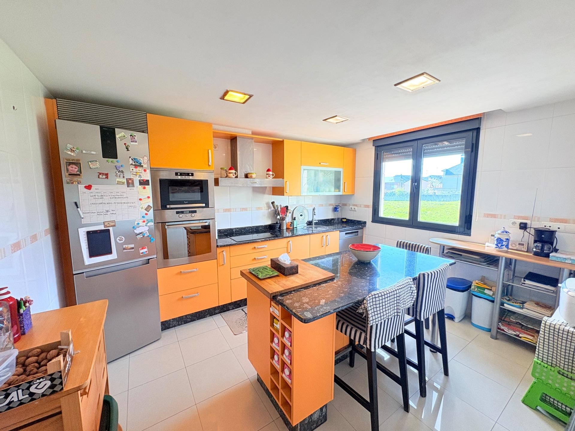 Cocina de Casa adosada en venta en Ponferrada con Calefacción, Jardín privado y Terraza