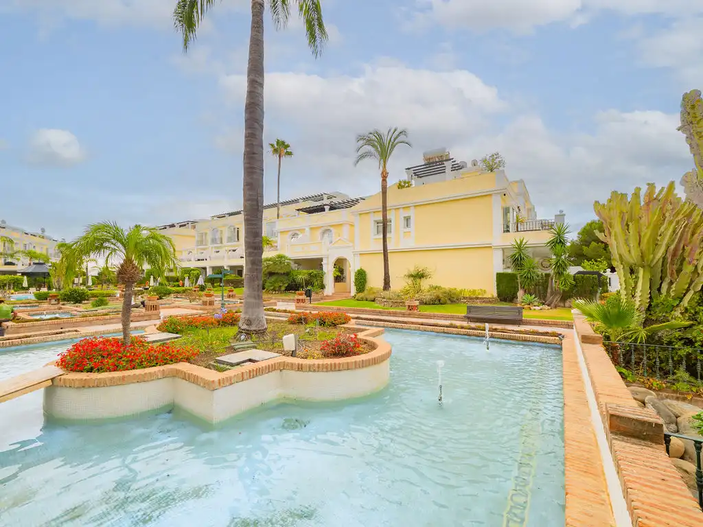 Vista exterior de Dúplex en venta en Marbella con Piscina