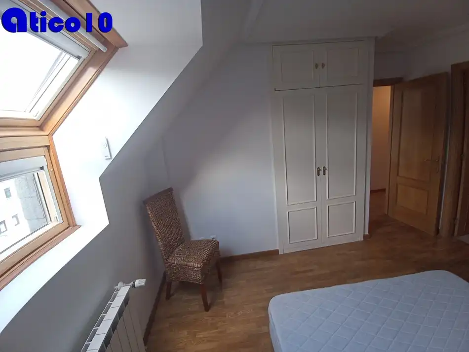 Dormitori de Àtic en venda en Oviedo  amb Calefacció, Jardí privat i Parquet