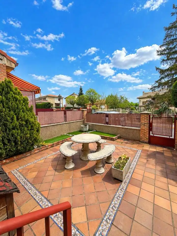 Terrassa de Casa adosada en venda en Palazuelos de Eresma amb Calefacció, Jardí privat i Terrassa