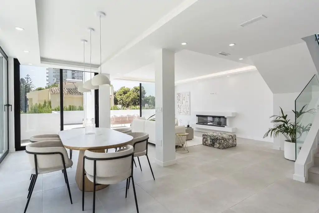 Sala de estar de Casa o chalet en venta en Marbella con Aire acondicionado, Jardín privado y Terraza