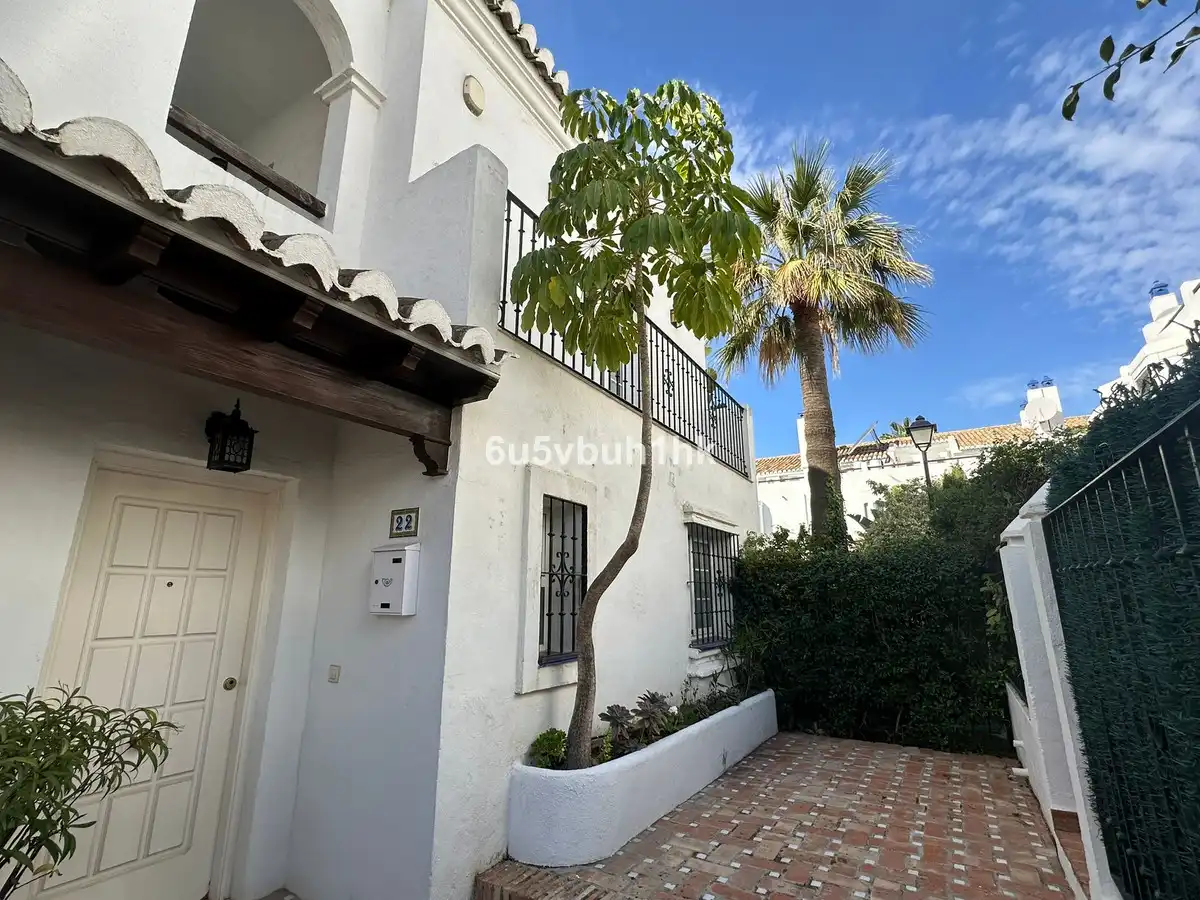 Vista exterior de Casa adosada de lloguer en Marbella amb Aire condicionat, Jardí privat i Piscina