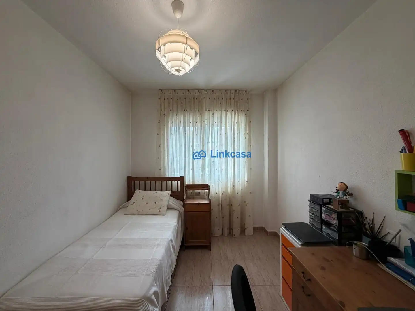 Habitación de Casa adosada en venta en Velilla de San Antonio con Aire acondicionado, Calefacción y Jardín privado