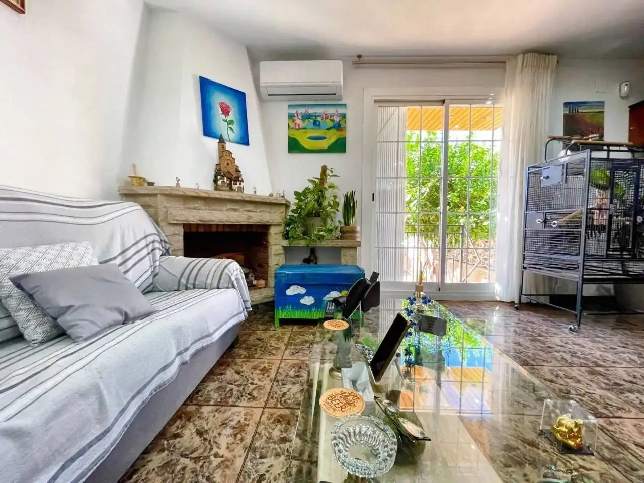 Sala d'estar de Casa adosada en venda en Serraparera