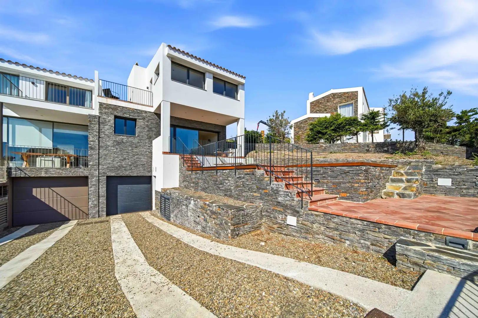 Außenansicht von Einfamilien-Reihenhaus zum Verkauf in Cadaqués mit Privatgarten, Terrasse und Schwimmbad