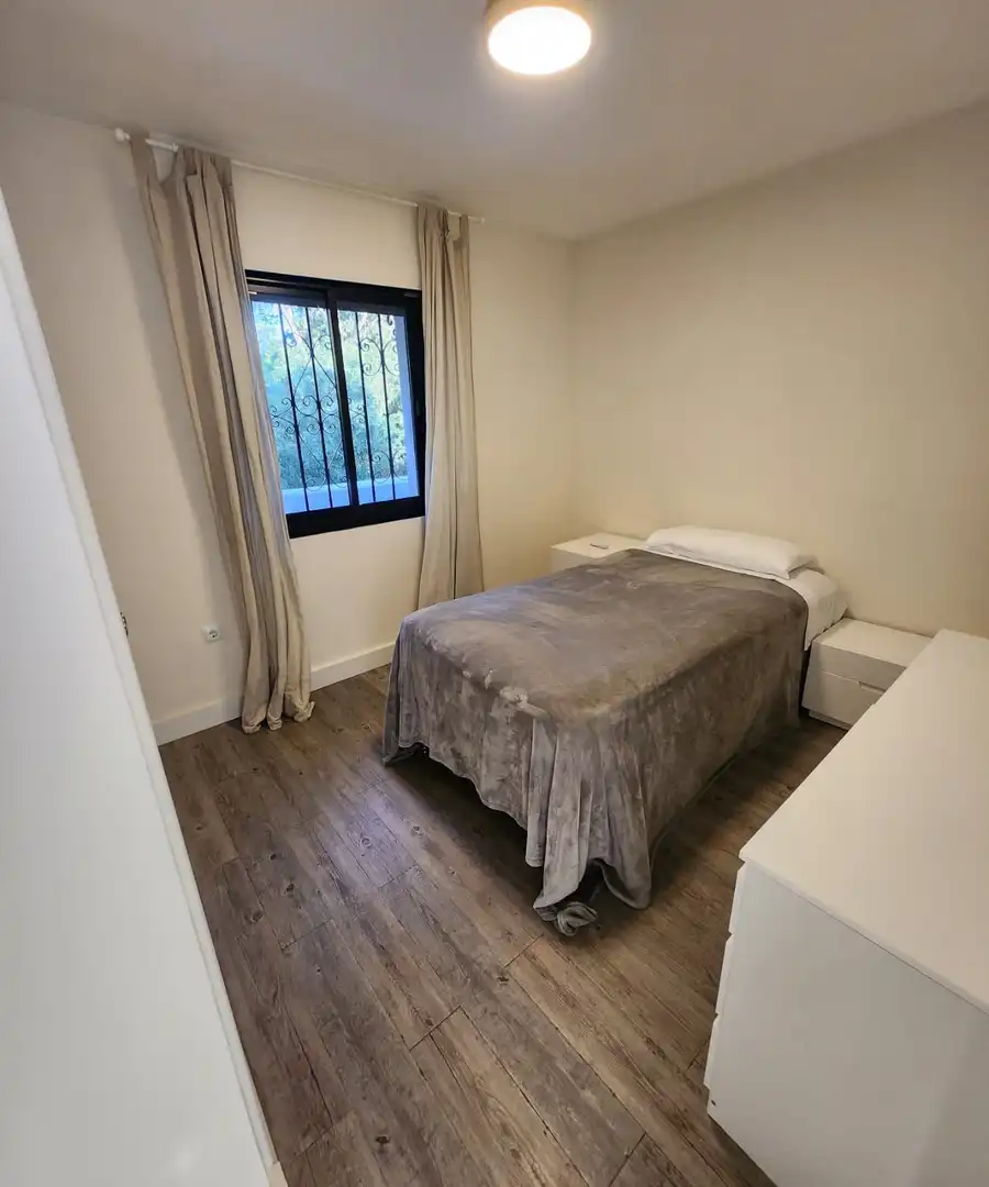 Habitación de Ático de alquiler en Estepona con Aire acondicionado, Amueblado y Se aceptan mascotas