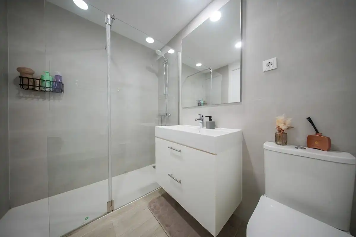 Baño de Ático en venta en Alcalá de Henares con Aire acondicionado, Calefacción y Jardín privado