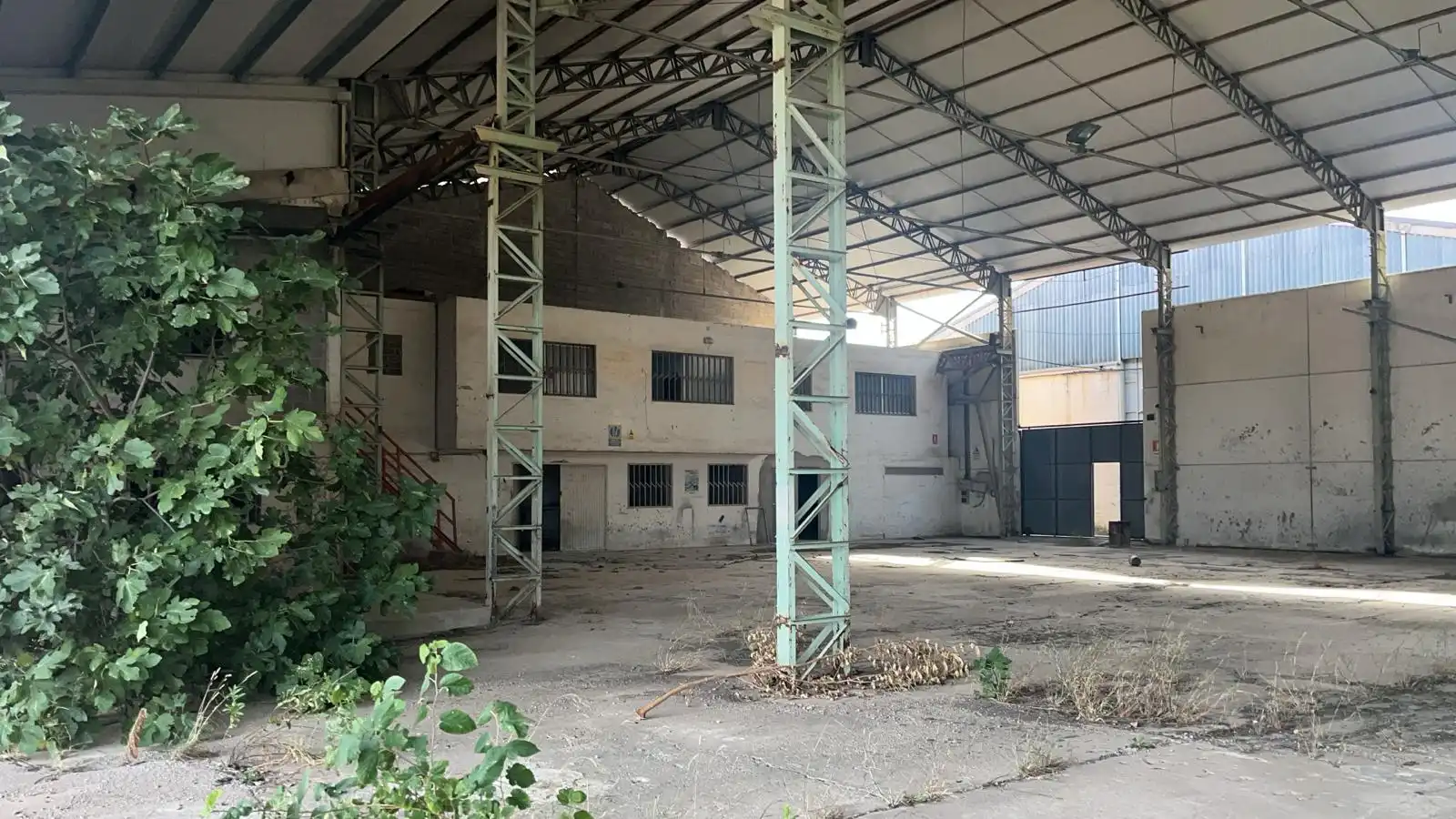 Außenansicht von Fabrikhallen zum Verkauf in Alcañiz