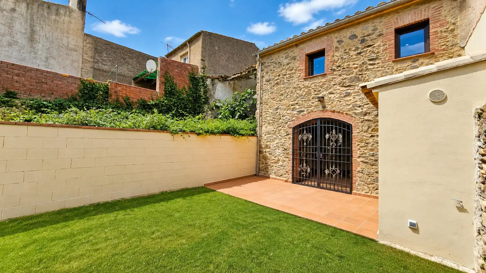 Exterior view of Country homes for rent in Mollet de Peralada  with Air Conditioner, Heating and Private garden