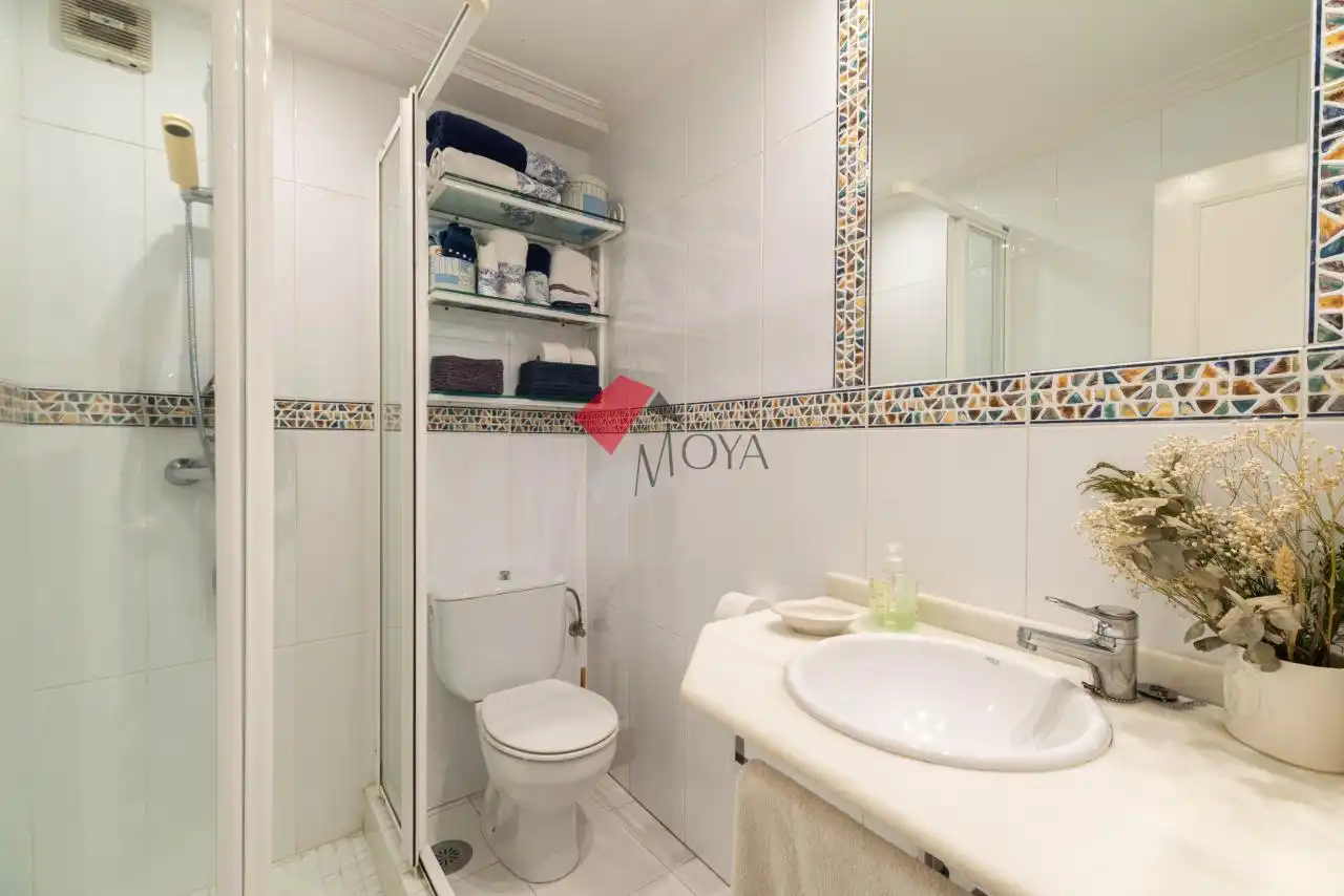 Badezimmer von Wohnung zum Verkauf in Vigo  mit Heizung, Parkett und Abstellraum