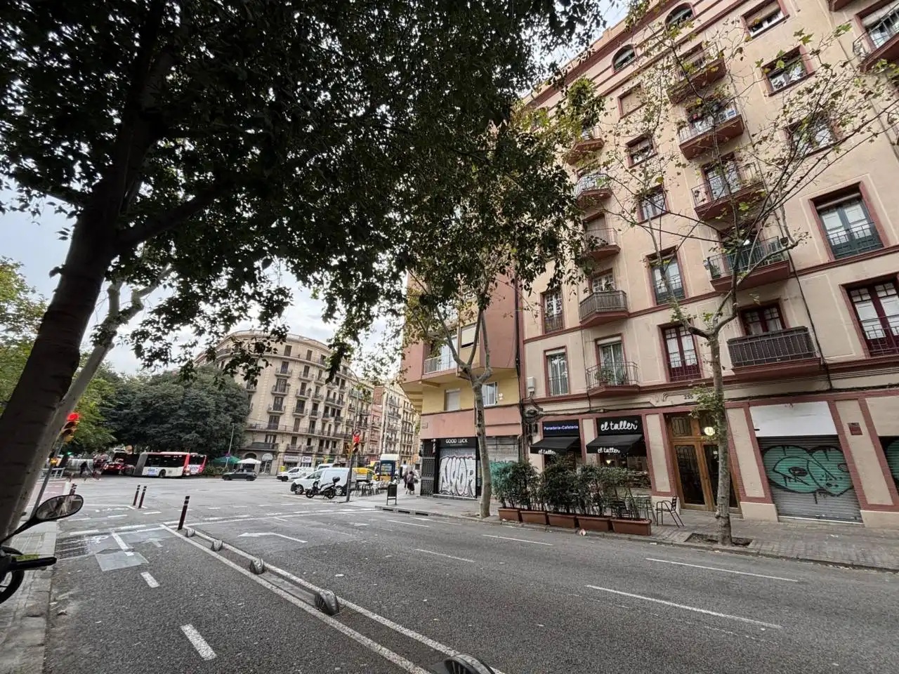 Außenansicht von Büro zur Miete in Barcelona mit Alarm