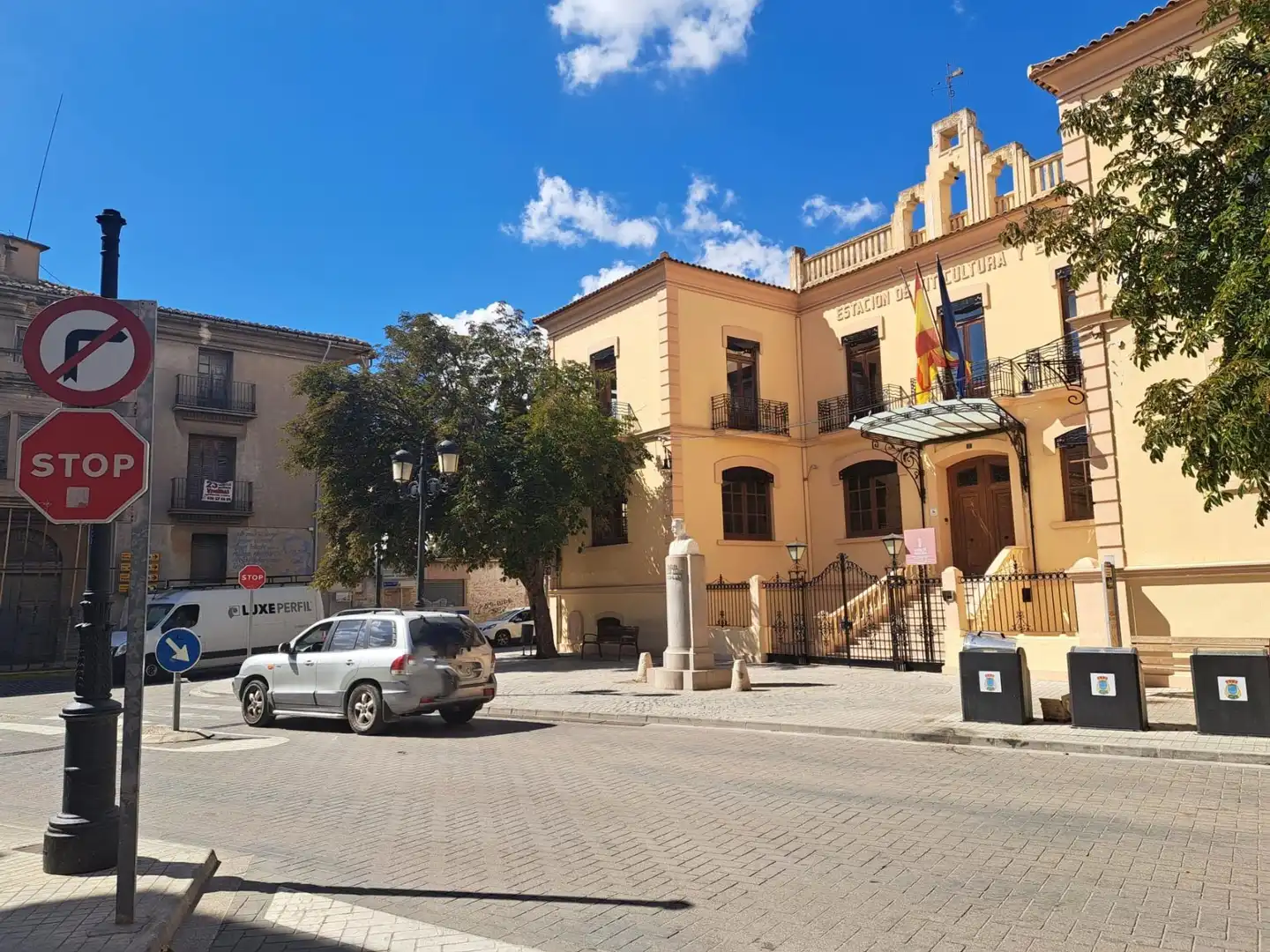 Außenansicht von Einfamilien-Reihenhaus zum Verkauf in Requena mit Terrasse, Abstellraum und Balkon