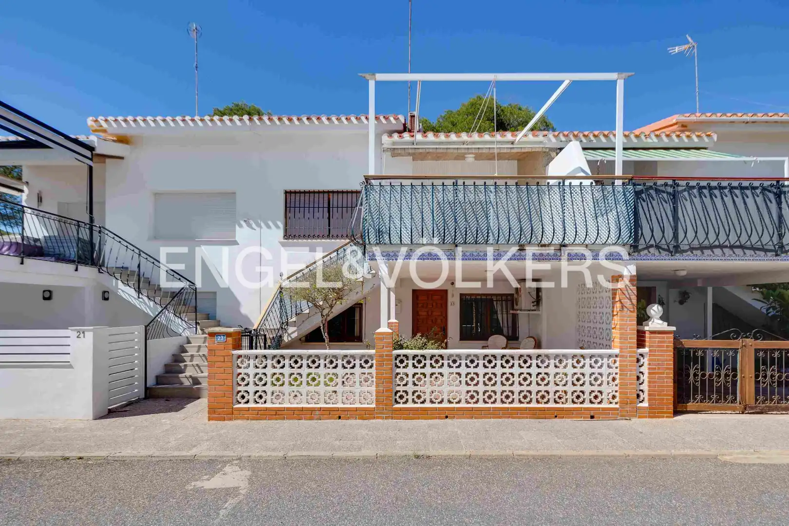 Vista exterior de Casa o xalet en venda en Orihuela amb Aire condicionat, Calefacció i Terrassa