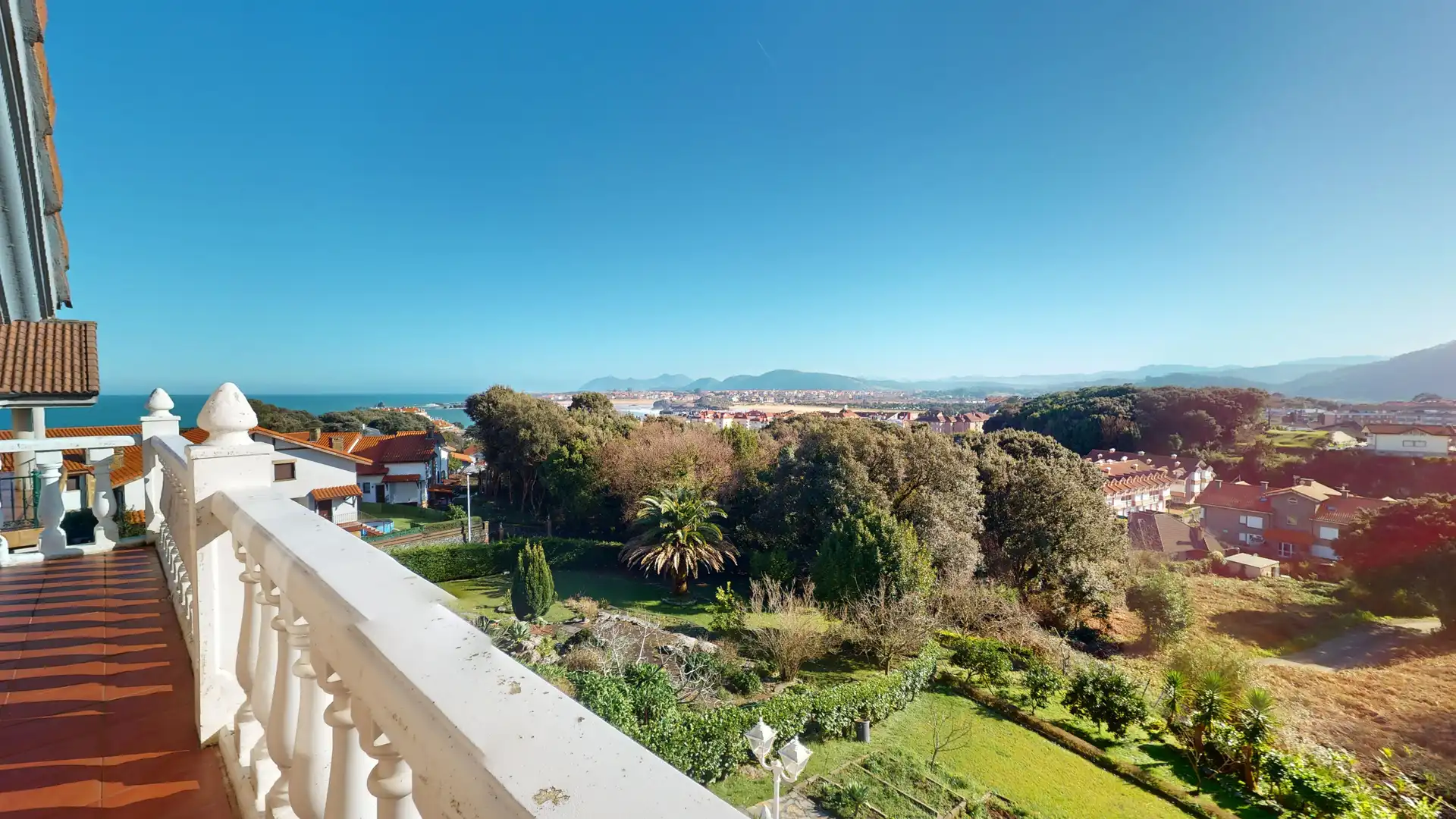 Jardí de Casa o xalet en venda en Arnuero amb Calefacció, Terrassa i Balcó