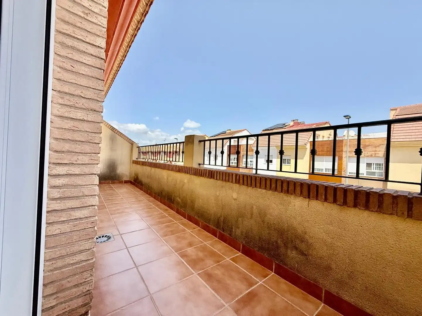 Terrasse von Einfamilien-Reihenhaus zum Verkauf in San Pedro del Pinatar mit Klimaanlage, Privatgarten und Terrasse