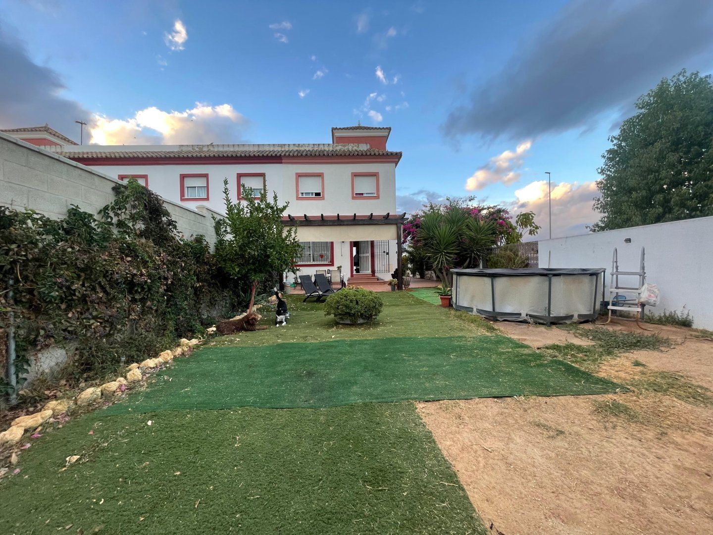 Jardí de Casa o xalet en venda en Huévar del Aljarafe amb Aire condicionat, Terrassa i Moblat