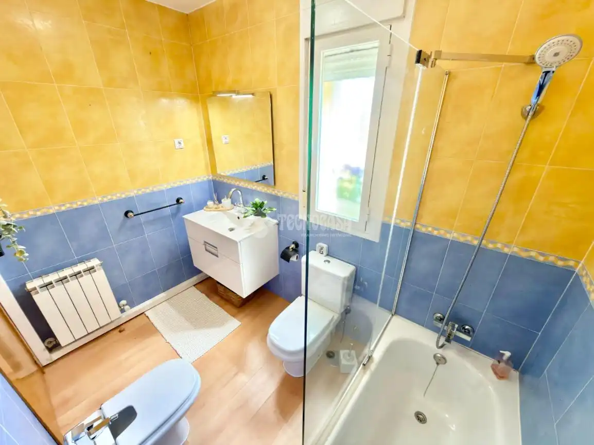 Baño de Casa adosada en venta en Cabanillas del Campo con Calefacción, Parquet y Trastero