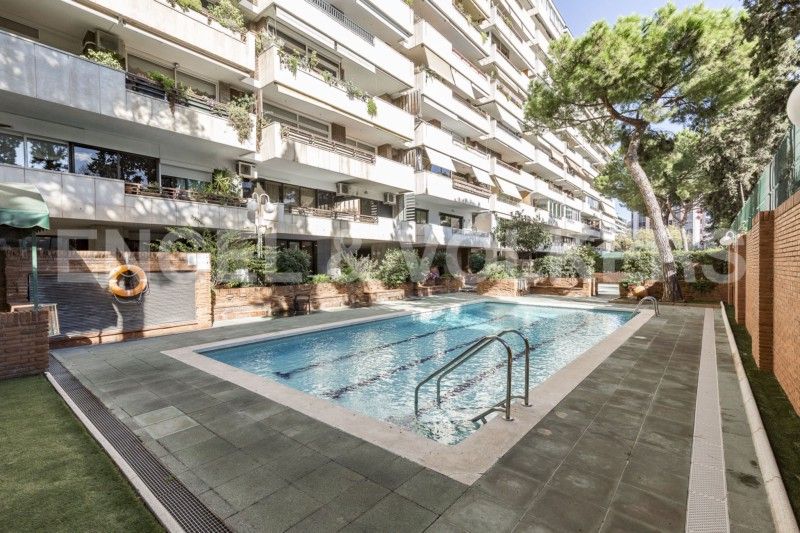 Swimming pool of Apartment for sale in  Barcelona Capital  with Heating, Private garden and Parquet flooring