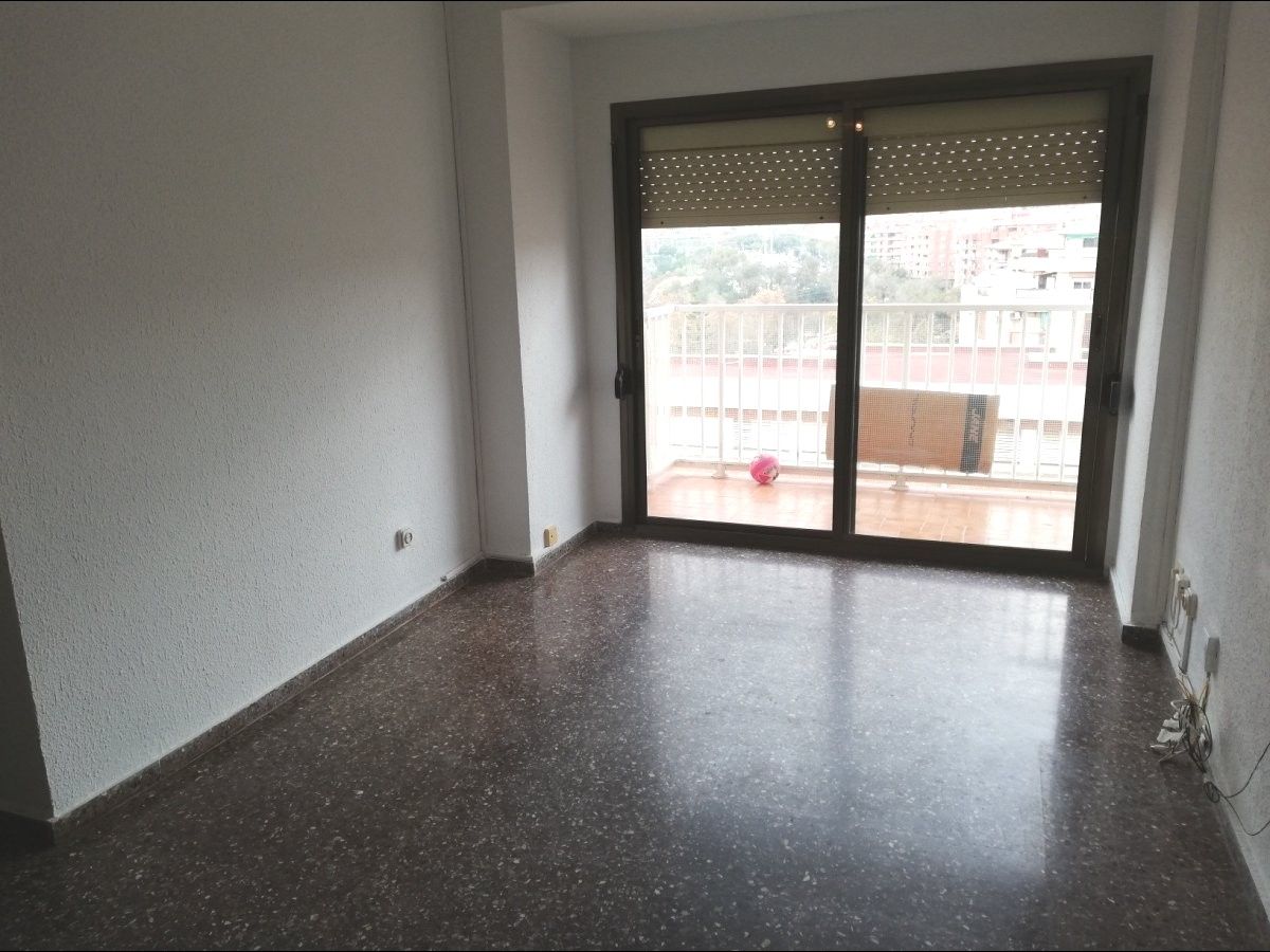 Habitación de Piso en venta en L'Hospitalet de Llobregat con Amueblado y Balcón