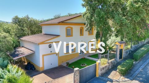 Chalet en zona privilegiada con parcela de 1.000m, piscina, barbacoa y precioso porche Preciosa vivienda de 2 plantas con 5 dormit