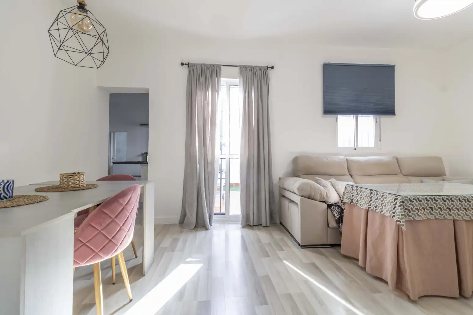 Sala d'estar de Casa adosada en venda en Benacazón amb Aire condicionat