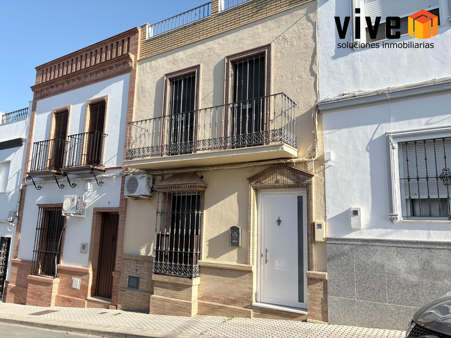 Vista exterior de Casa adosada en venda en La Puebla del Río amb Traster i Balcó