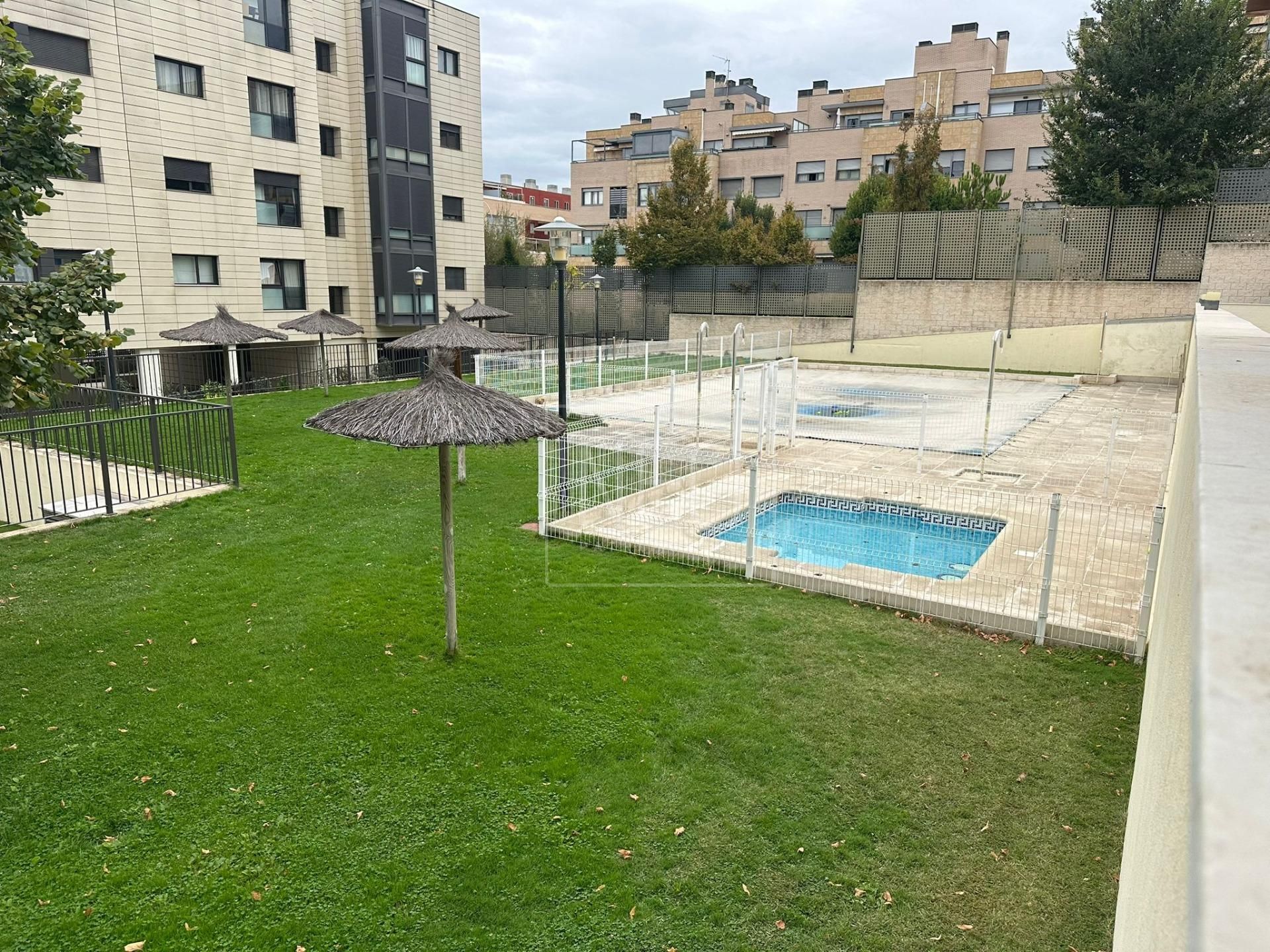 Swimming pool of Flat for sale in  Madrid Capital  with Air Conditioner, Heating and Private garden