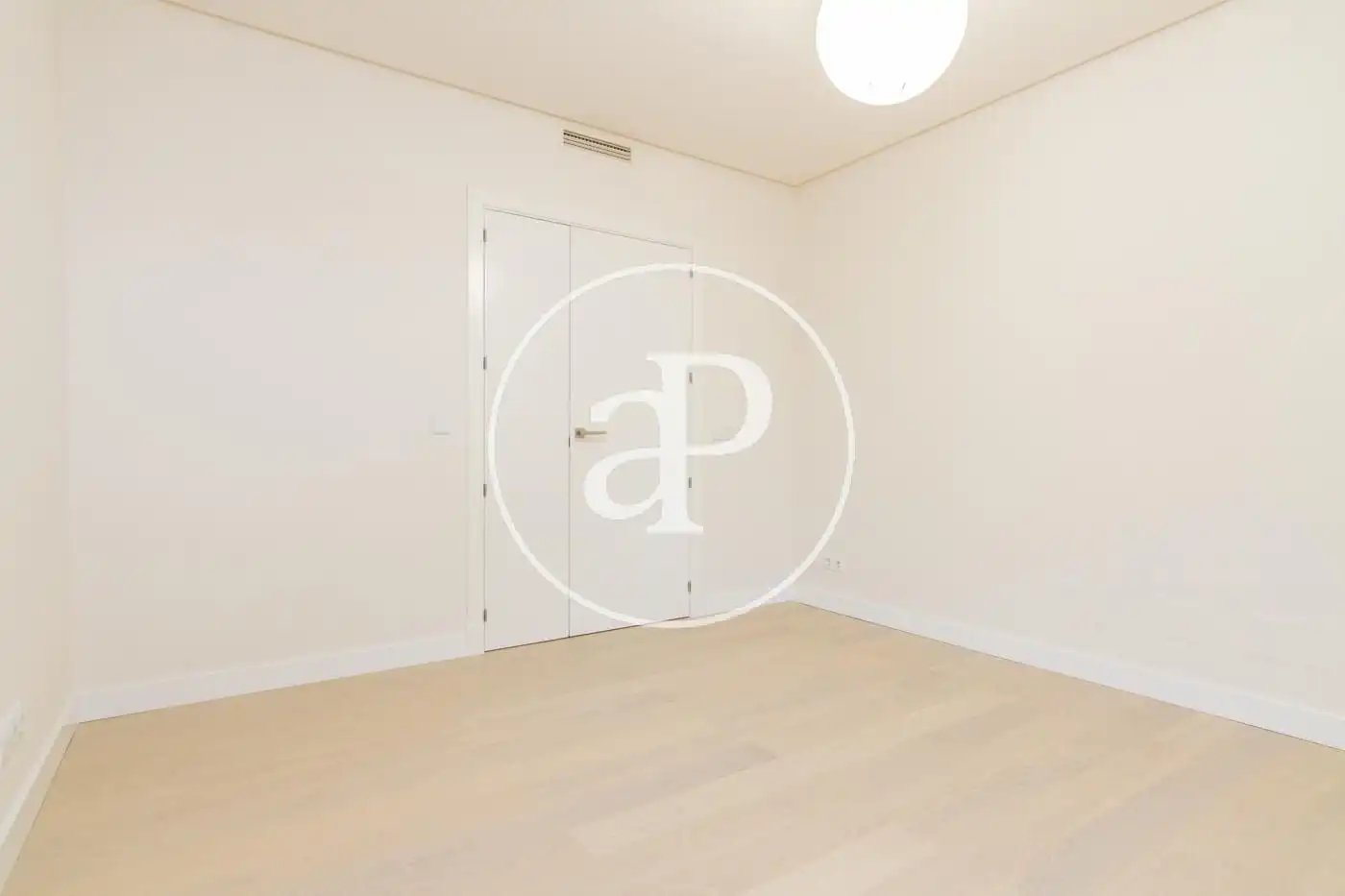 Habitación de Piso de alquiler en Madrid con Aire acondicionado, Calefacción y Jardín privado