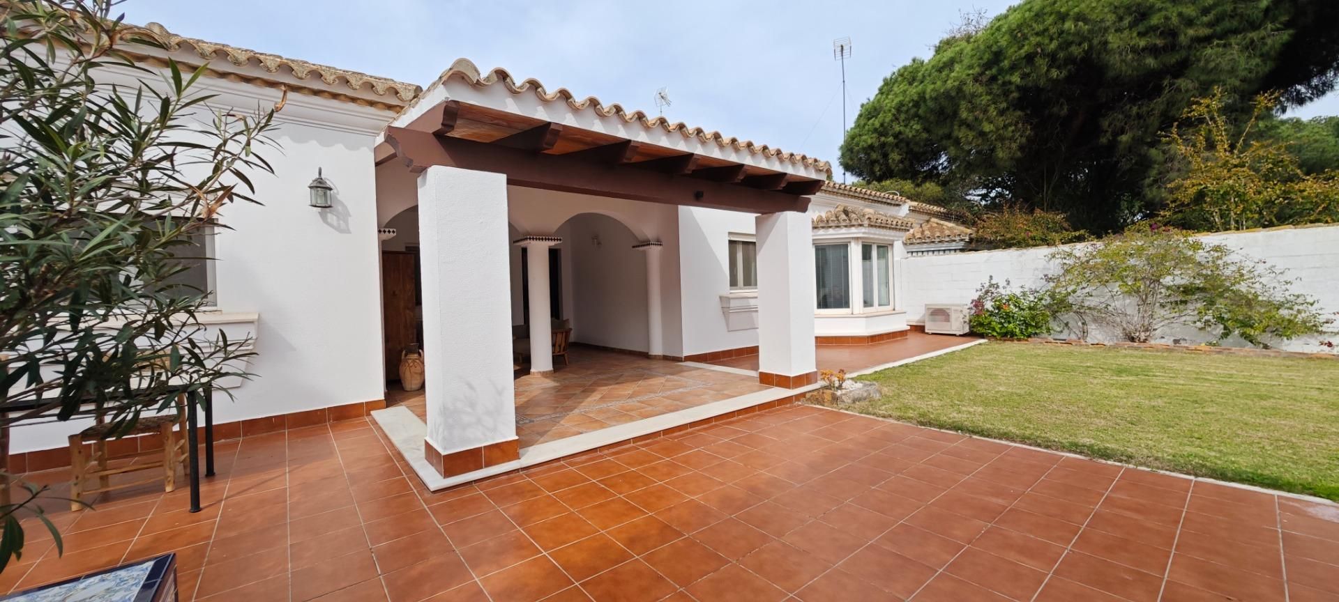 Vista exterior de Casa o xalet en venda en Chiclana de la Frontera amb Aire condicionat, Calefacció i Jardí privat