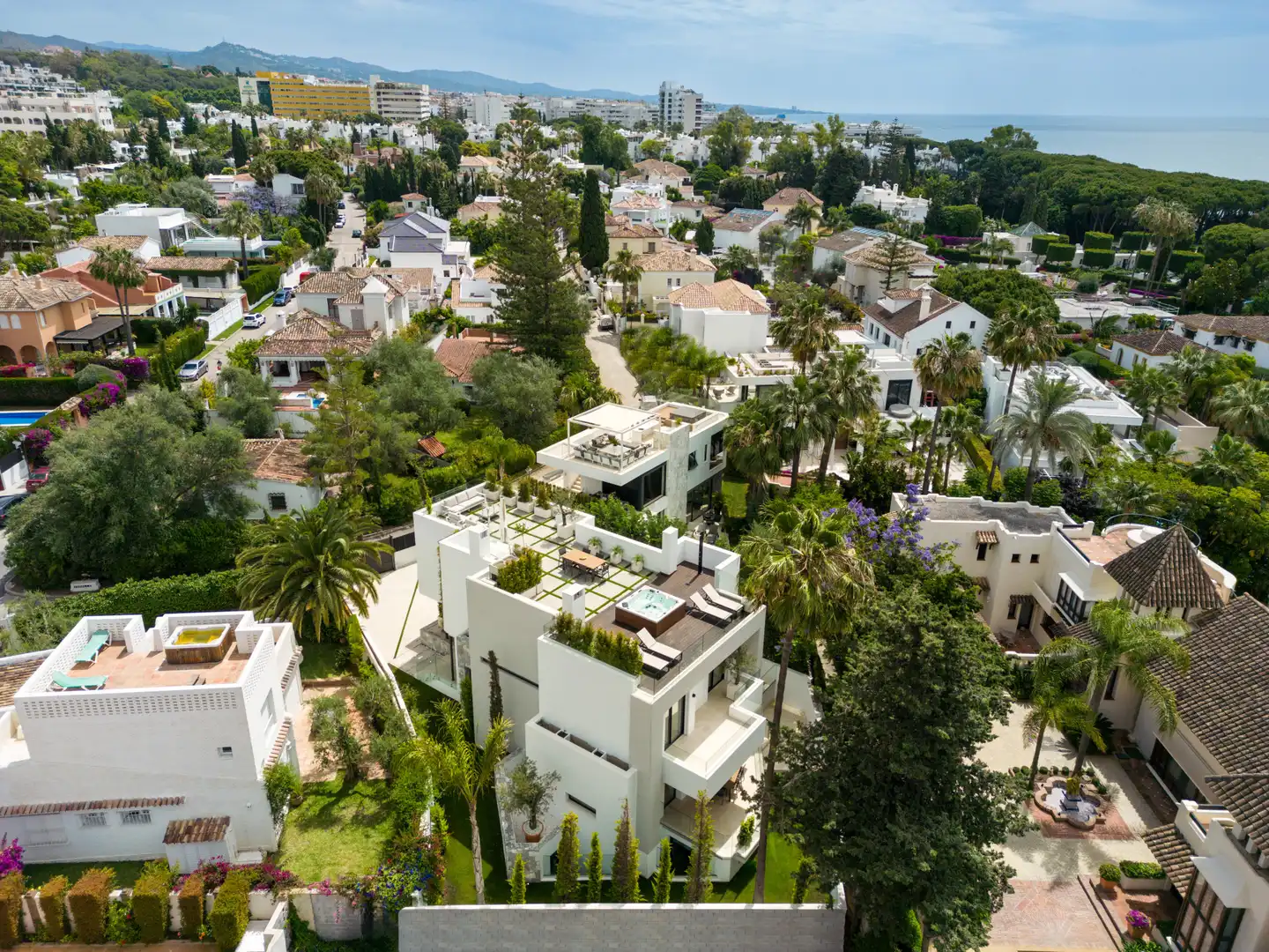Vista exterior de Casa o xalet en venda en Marbella amb Aire condicionat, Jardí privat i Terrassa