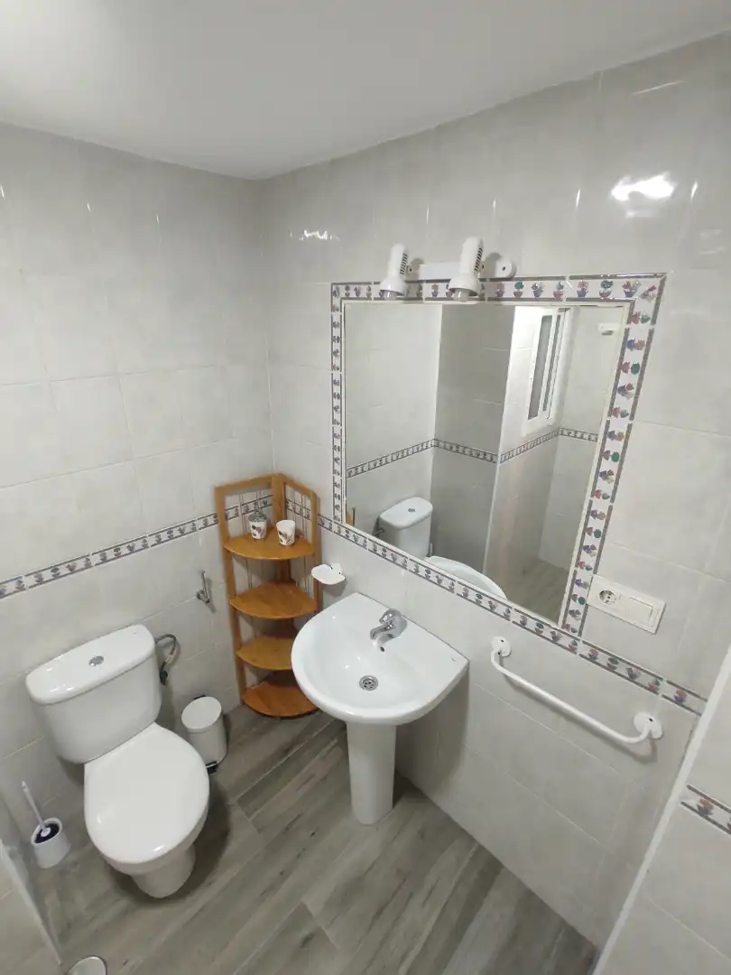 Bathroom of Flat for share in Granada  with Furnished, Washing machine and Microwave