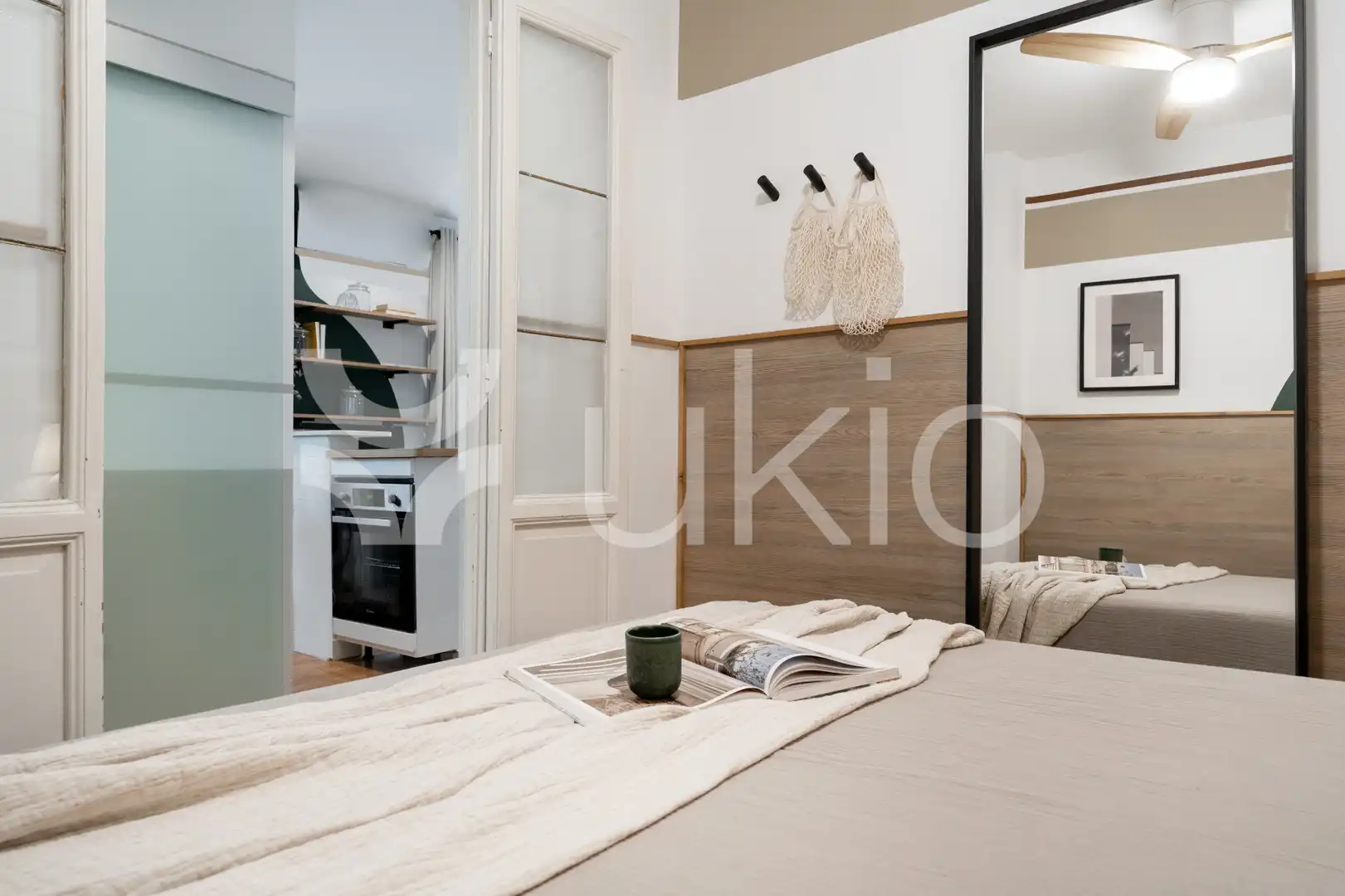 Dormitori de Apartament de lloguer en Madrid amb Aire condicionat, Calefacció i Moblat