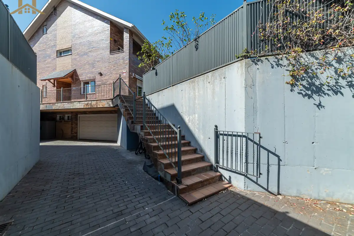 Vista exterior de Casa o chalet en venta en Las Rozas de Madrid con Aire acondicionado, Calefacción y Jardín privado
