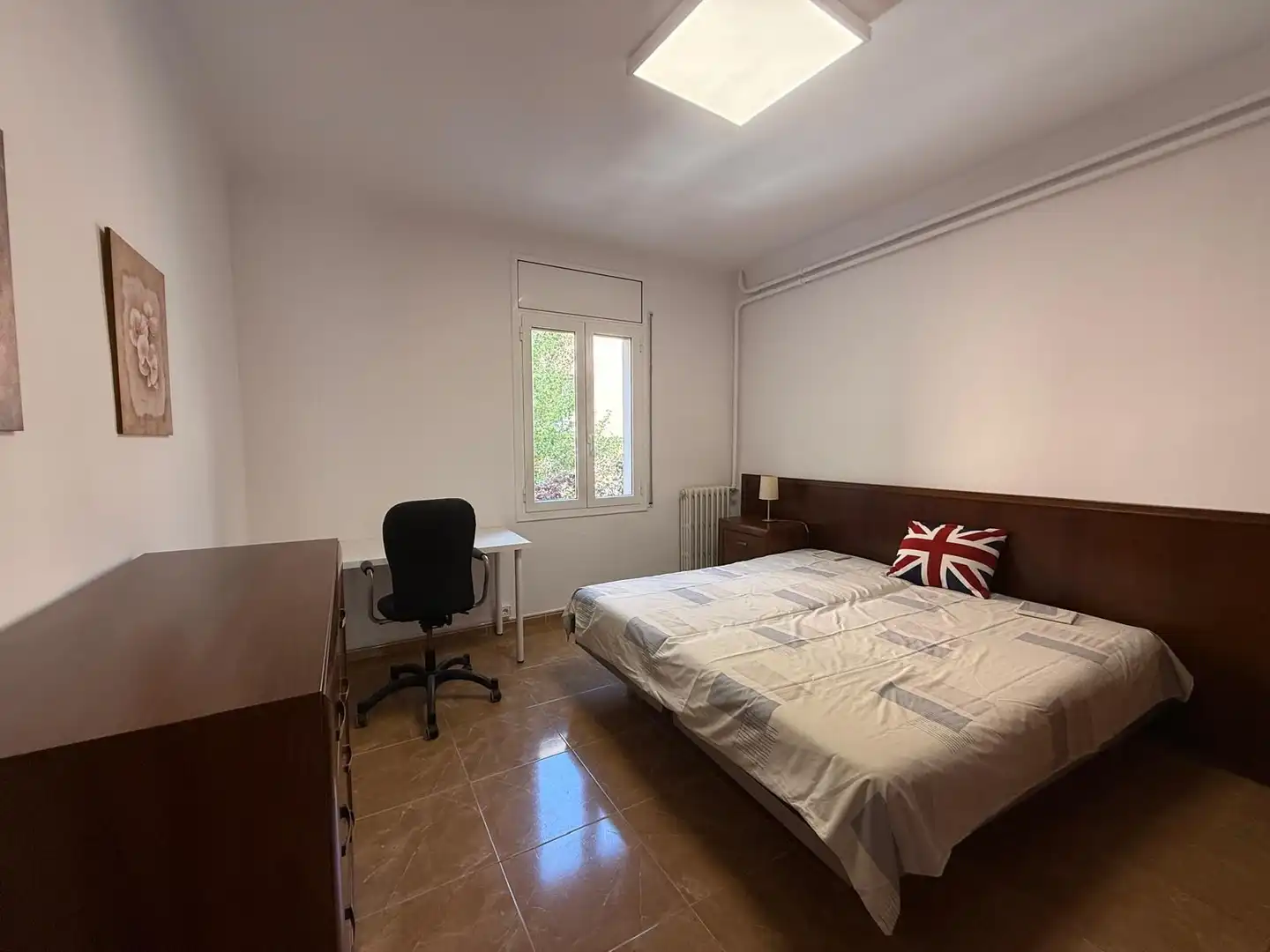 Dormitori de Pis de lloguer en Girona amb Calefacció, Terrassa i Moblat