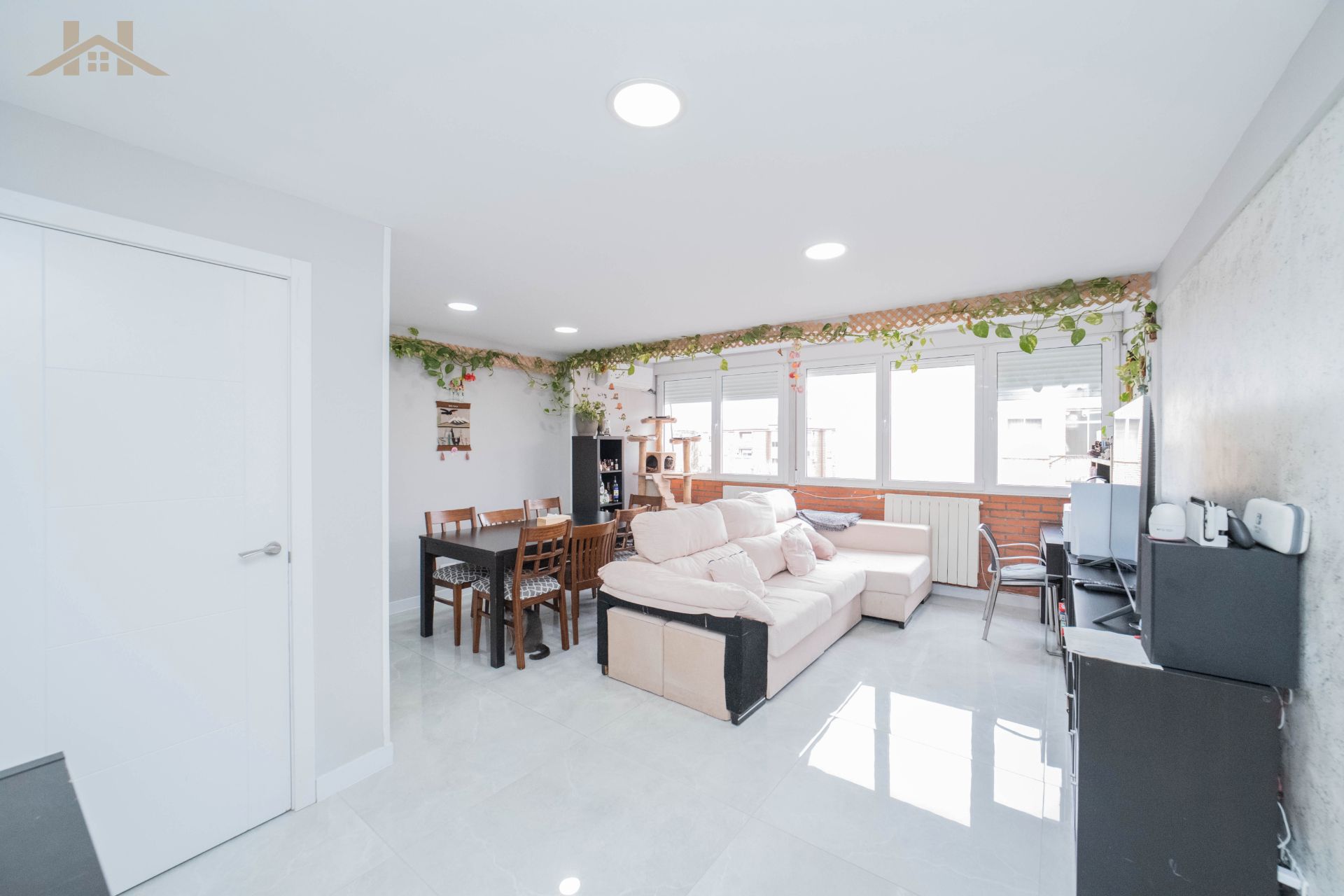 Living room of Flat for sale in Parla  with Air Conditioner and Swimming Pool