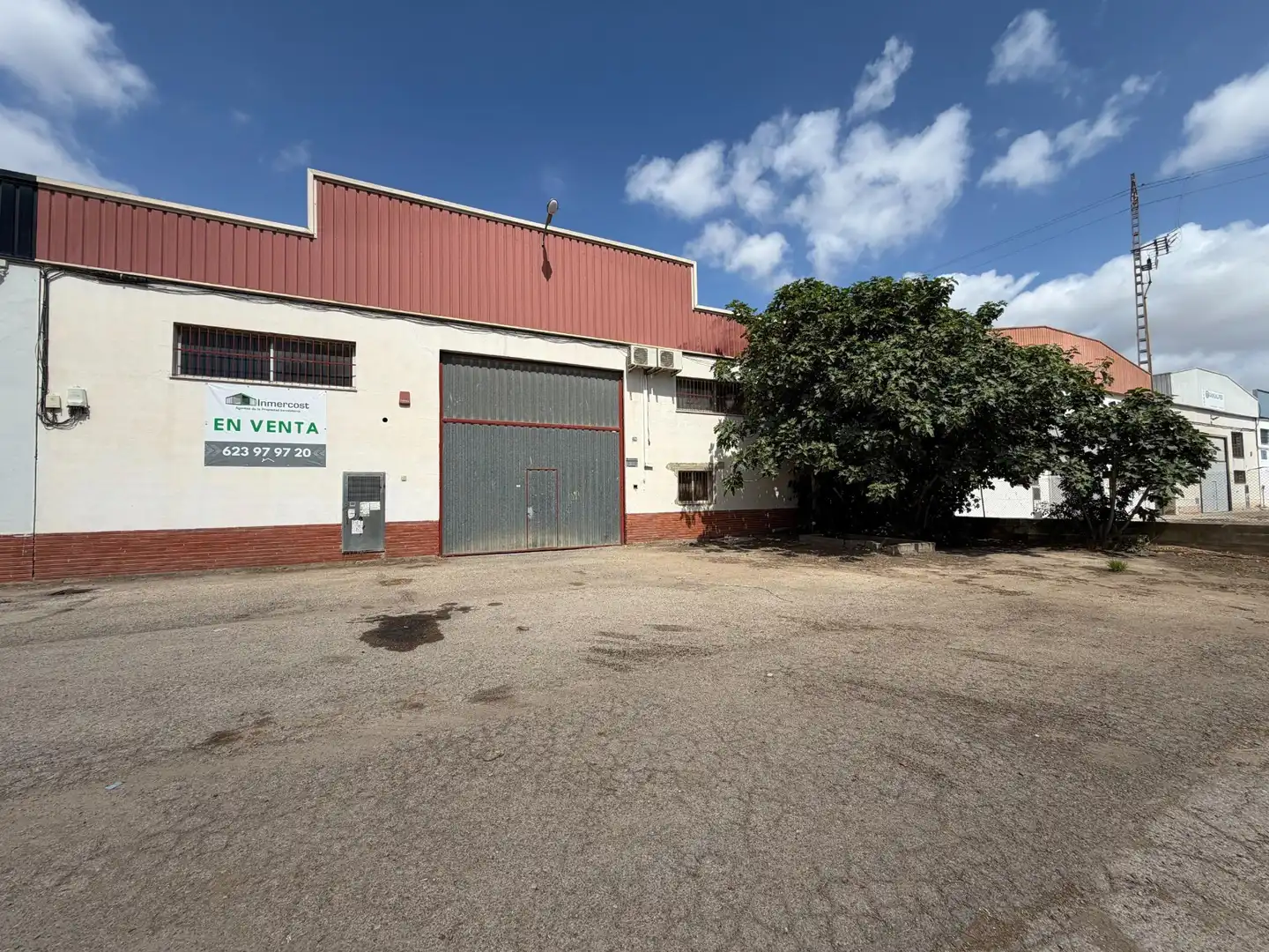 Vista exterior de Nave industrial en venta en Silla