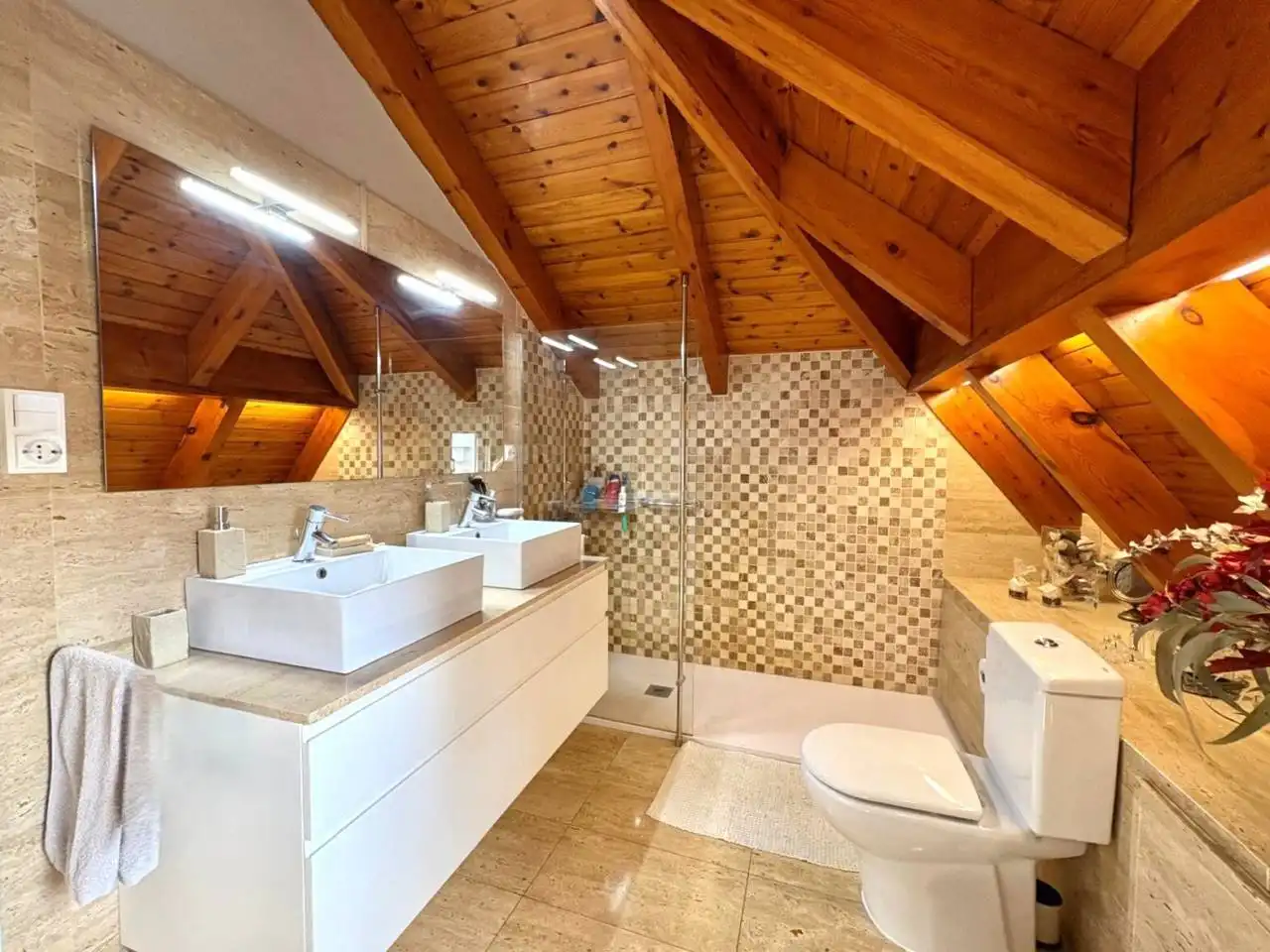 Badezimmer von Maisonette zum Verkauf in Sant Cugat del Vallès mit Klimaanlage, Heizung und Parkett
